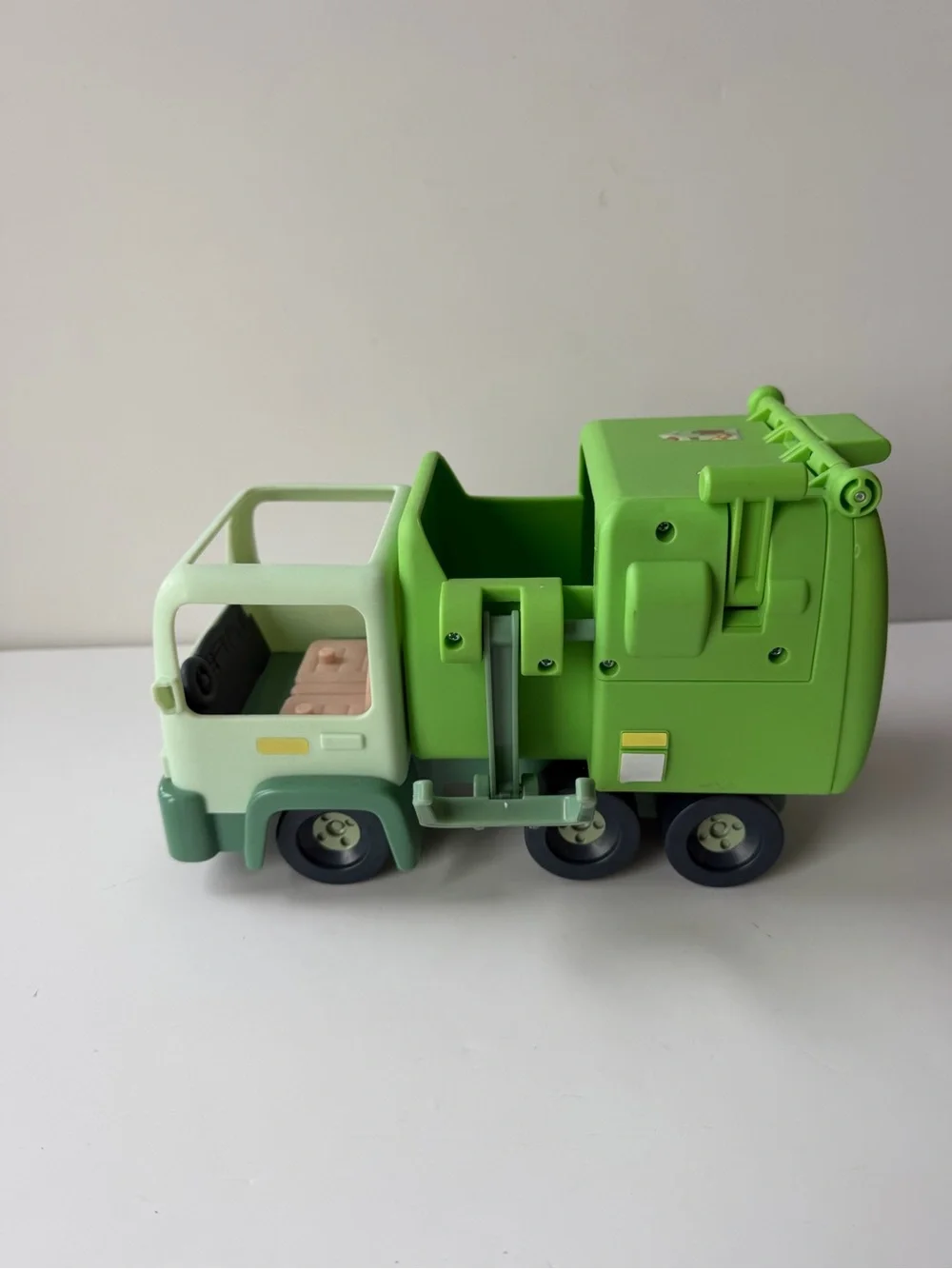 Moose Toys Bluey Garbage Truck  with Two Garbage Bin Red/ Yellow Lid